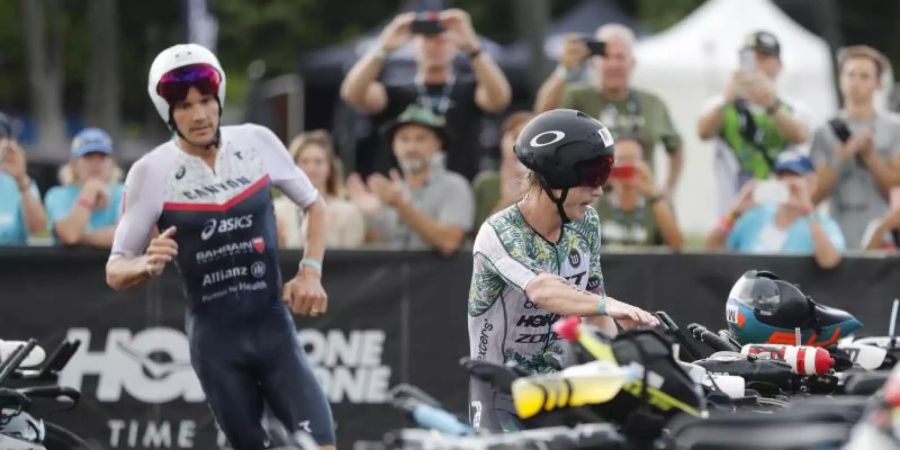 Die Ironman-WM auf Hawaii könnte verschoben werden: Josh Amberger (r) aus Australien und Jan Frodeno aus Deutschland. Foto: Marco Garcia/AP/dpa