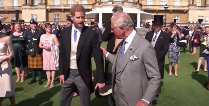 Ein Bild aus vergangenen Zeiten: Prinz Harry und sein Vater König Charles auf Tuchfühlung. Prinz Harry
