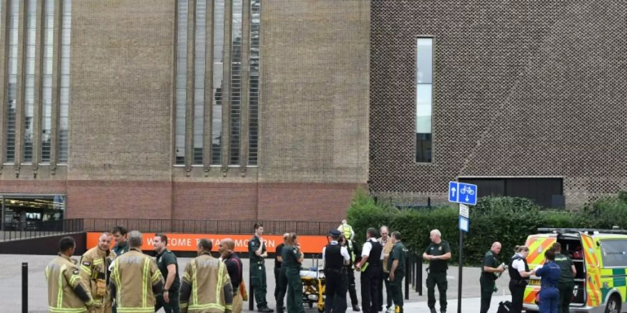 Rettungskräfte vor dem Tate Modern in London