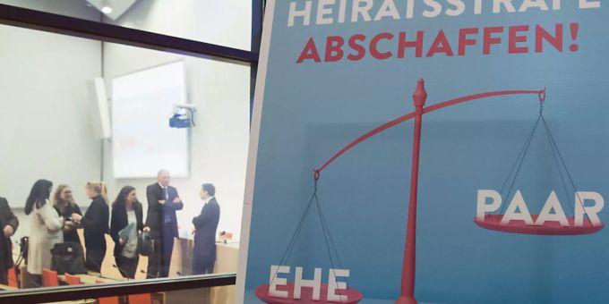 Ein Plakat der Befürworter für die Initiative zur Abschaffung der Heiratsstrafe. Die Abstimmung wurde am Ende vom Bundesgericht für ungültig erklärt. (Archivbild) avenir suisse