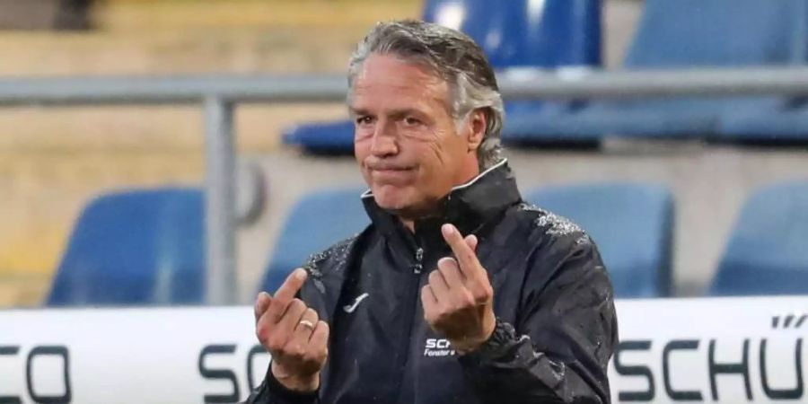 Betont die Wichtigkeit von Fairness: Arminia Bielefelds Trainer Uwe Neuhaus gibt Anweisungen. Foto: Friso Gentsch/dpa-pool/dpa