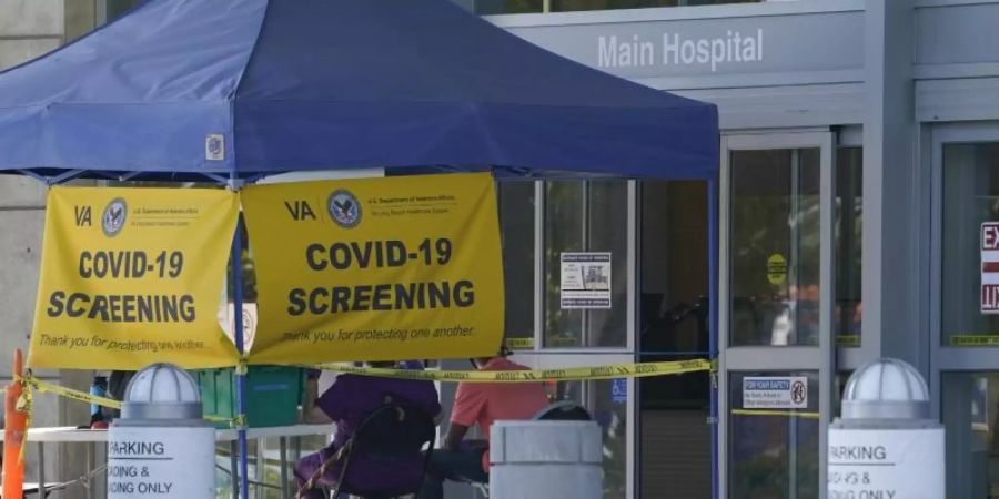 Ein Testzentrum vor einem Krankenhaus im kalifornischen Long Beach. Foto: Ashley Landis/AP/dpa