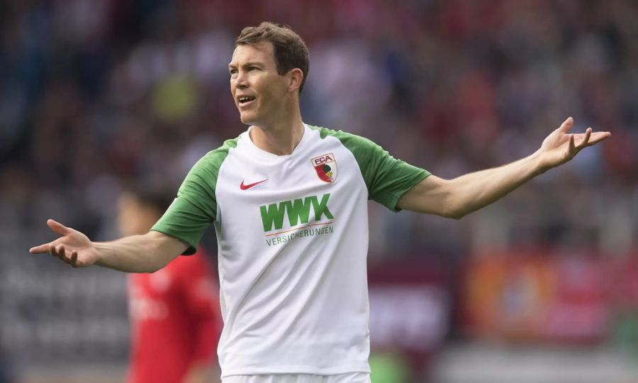 Auch Stephan Lichtsteiner muss beim FC Augsburg um einen Stammplatz kämpfen.