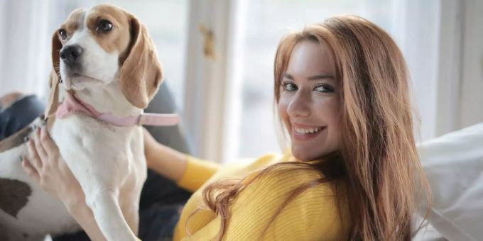 Die Kommunikation mit dem Haustier tut beiden Seiten gut. Hund und Frau
