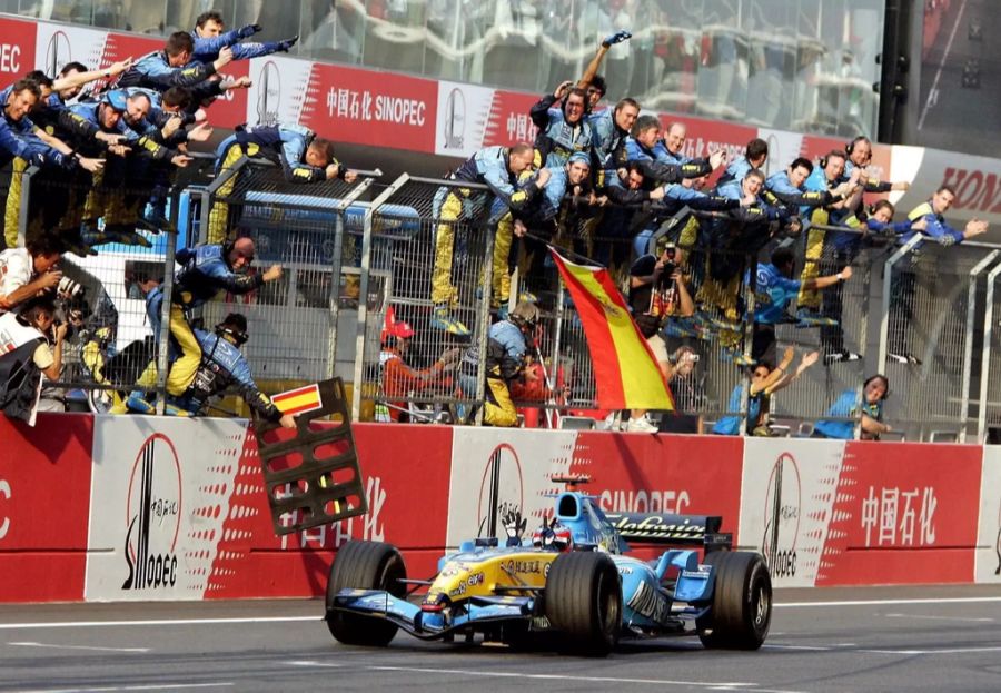 2005 ist es dann so weit: Alonso holt seinen ersten Weltmeistertitel – als damals jüngster Pilot aller Zeiten.