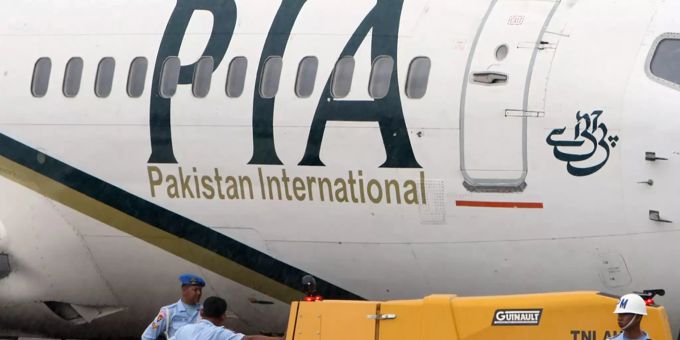 Ein Passagierflugzeug der Pakistan International Airlines (PIA) steht auf dem Rollfeld einer Militärbasis. (Archivbild) Foto: -/AP/dpa Airbus-A320-Familie