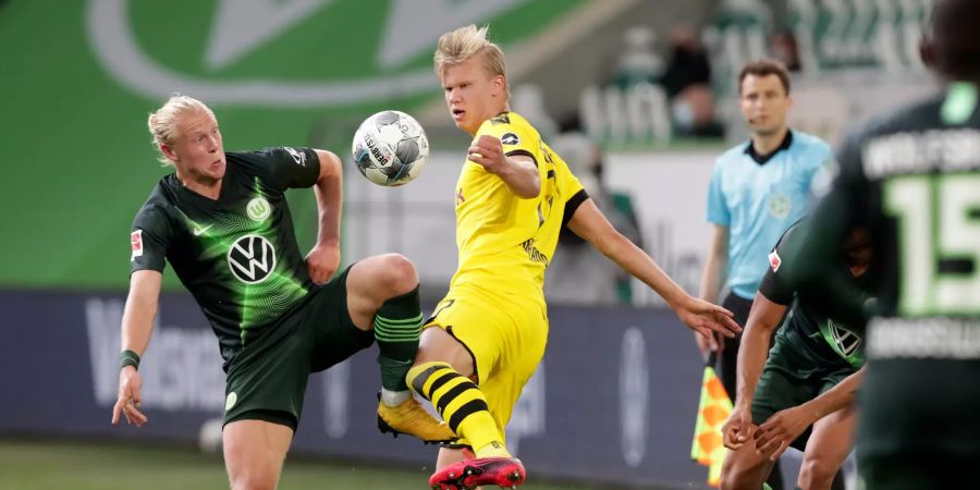 Xaver Schlager (l.) kämpft mit Erling Haaland um den Ball.