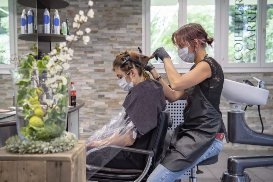 Bei Eddine Belaid, Inhaber von mehreren Coiffeur-Salons in Zürich, ist der Besuch beim Coiffeur im Krankheitsfall auch mit einer Maske möglich. (Symbolbild)
