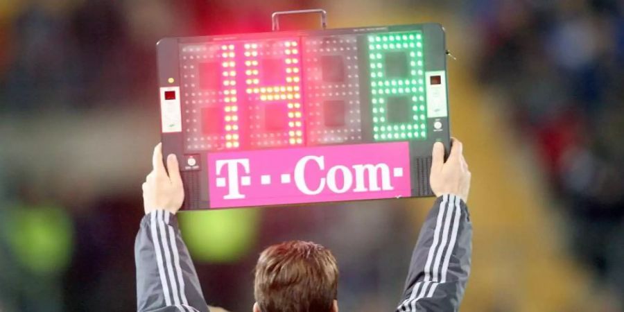 In der 1. und 2. Bundesliga dürfen nun fünf Spieler ausgewechselt werden. Foto: Franz-Peter Tschauner/dpa