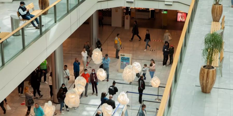 Anstehen vor dem Apple Store im Glattzentrum.