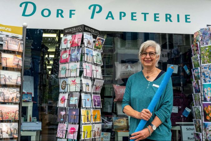 Doris Zürcher vor ihrer Dorf Papeterie