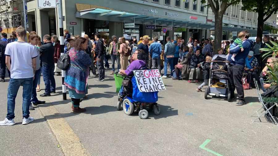 Immer mehr Leute versammeln sich auf dem Bundesplatz.