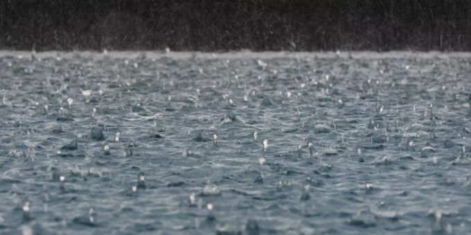 Das Wetter versaut uns den Start der Bade-Saison: Ab Donnerstag wird es regnerisch und kalt. (Symbolbild) Wetter