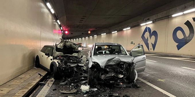 Beim Unfall im St. Johanns-Tunnel BS waren drei Autos involviert. Beim Unfall im St. Johanns-Tunnel BS waren drei Autos involviert.