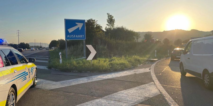 In Autobahnausfahrt verunfallt