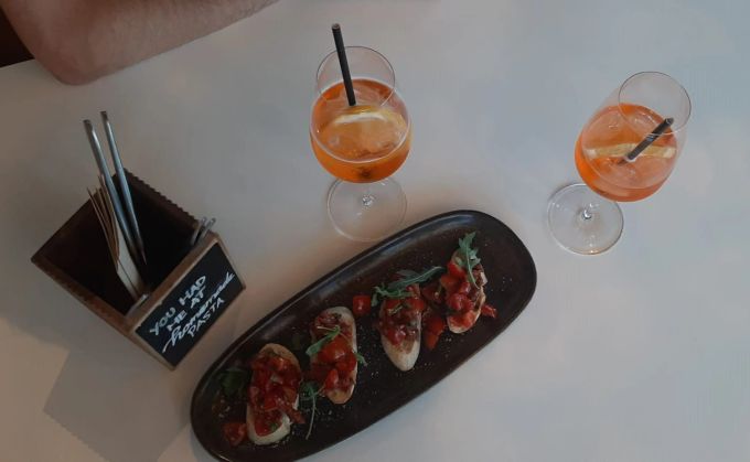Macht Lust auf mehr: Bruschetta und Aperol Spritz. Ragazzi di Berna