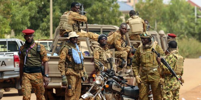Nachdem Traoré am 14. Oktober 2022 in Ouagadougou, Burkina Faso, zum Übergangspräsidenten von Burkina Faso ernannt wurde, versammeln sich Soldaten, die dem letzten Putschisten, Hauptmann Ibrahim Traoré, treu sind, vor der Nationalversammlung.