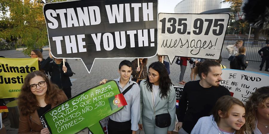 Sechs Kinder und Jugendliche aus Portugal wollen die Regierungen von 32 Staaten in Europa dazu zwingen, in Zukunft viel mehr für den Schutz der Umwelt zu tun. Foto: Jean-Francois Badias/AP/dpa