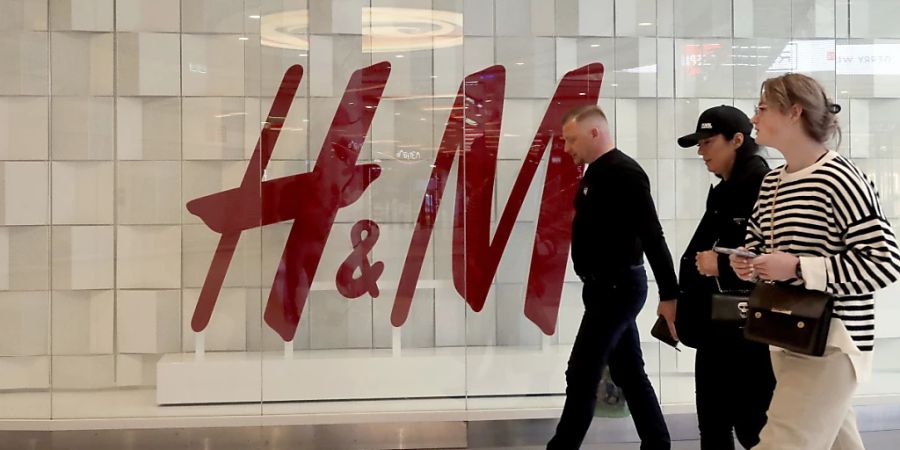 H&M hat im September unter anderem unter der Schliessung seiner Geschäfte in Russland gelitten. Im Bild eine geschlossene Filiale in einem St. Petersburger Einkaufszentrum. (Archivbild)