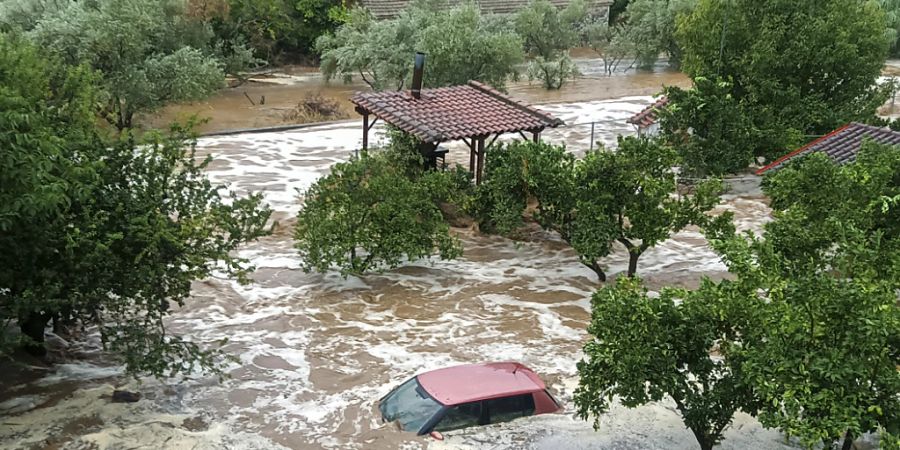 Ein Auto im Hochwasser im Dorf Milina in Pilion. Foto: Thanasis Kalliaras/Eurokinissi/AP/dpa