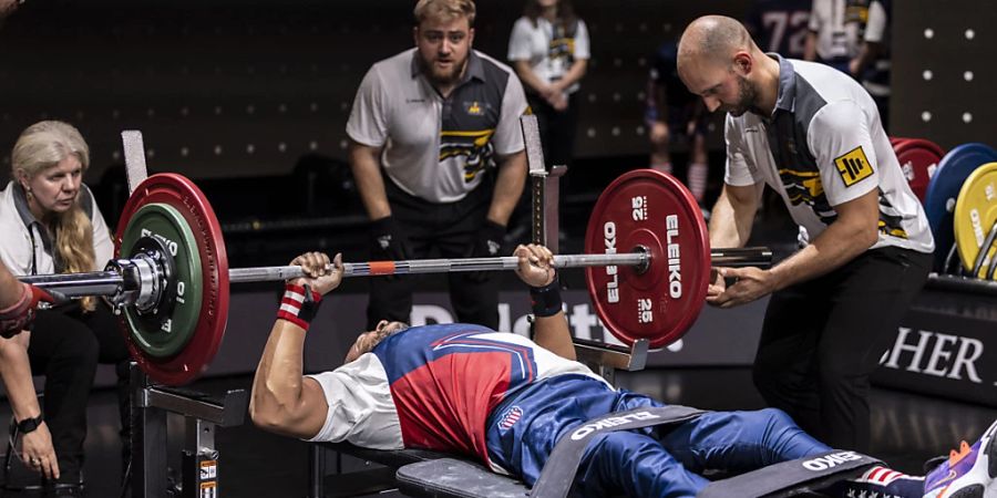 Ein Teilnehmer aus den USA, von der Hüfte abwärts gelähmt, beim Bankdrücken der 6. Invictus Games in Düsseldorf. Der paralympische Wettbewerb für kriegsversehrte Sportler ist erstmals in Deutschland zu Gast. Foto: Christoph Reichwein/dpa