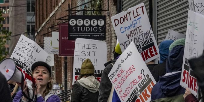 Streikende Autorinnen und Autoren vor den «Secret Studios»: einer der Marvel-Standorte. Marvel Cinematic Universe Streik