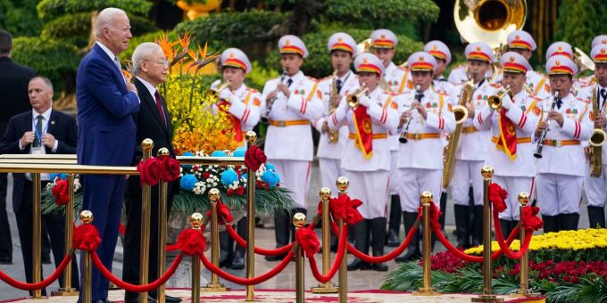 Joe Biden (l.) bei einer Begrüssungszeremonie mit Nguyen Phu Trong, Generalsekretär der Kommunistischen Partei Vietnams, im Präsidentenpalast. Joe Biden