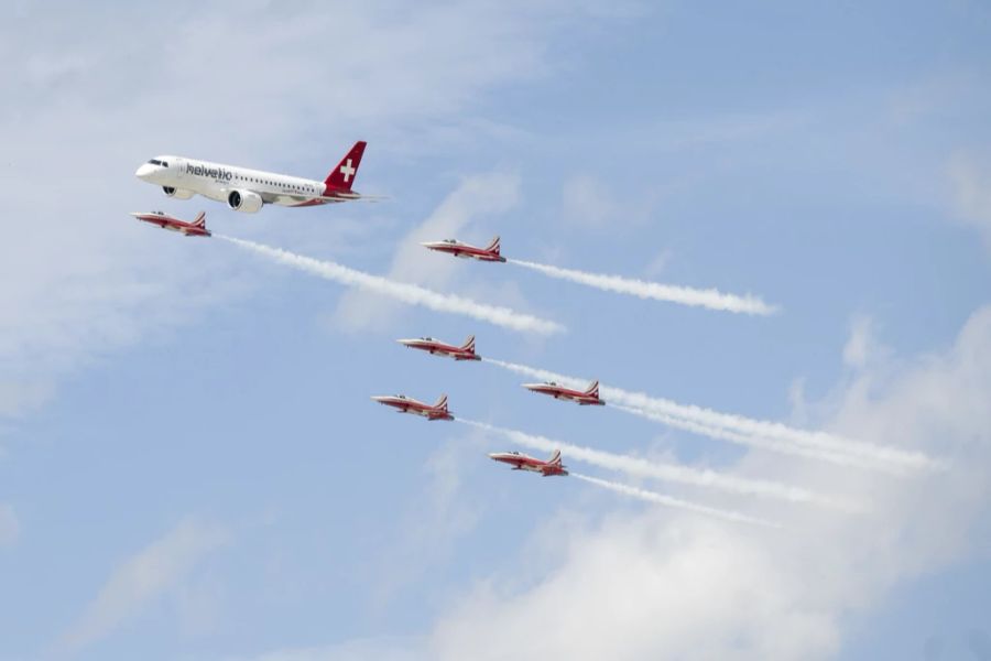 Die Flugvorführung der «Patrouille Suisse» mit der «Helvetic Airways» am Flughafenfest am Flughafen Zürich.