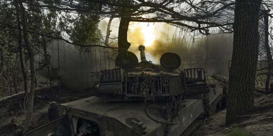 Ein ukrainisches selbstfahrendes Artilleriesystem feuert auf russische Stellungen an der Frontlinie nahe Bachmut. Foto: LIBKOS/AP/dpa