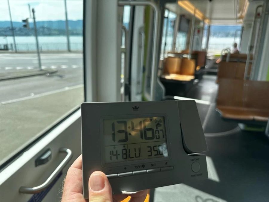 Das Thermometer zeigte in einem Zürcher Tram gestern Nachmittag 35 Grad an!