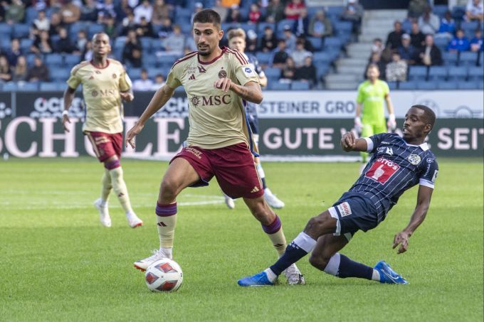 Alexis Antunes, links, von Servette, im Spiel gegen Teddy Okou, rechts, vom FC Luzern. FC Luzern