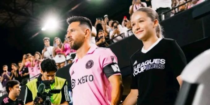David auf Tribüne - Beckham-Tochter läuft mit Superstar Messi aufs Feld