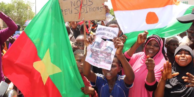 Befürworter des Putschs halten eine Flagge von Burkina Faso (l) und Niger hoch. Die beiden Länder haben einen Pakt geschlossen. niger