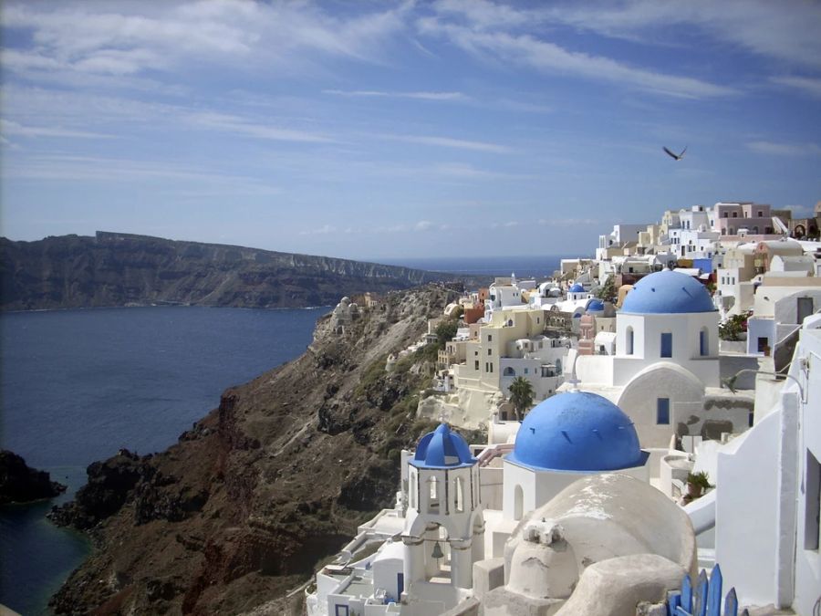 Ein weisser Anstrich wie hier in Santorini sorgt überall für weniger Hitze.