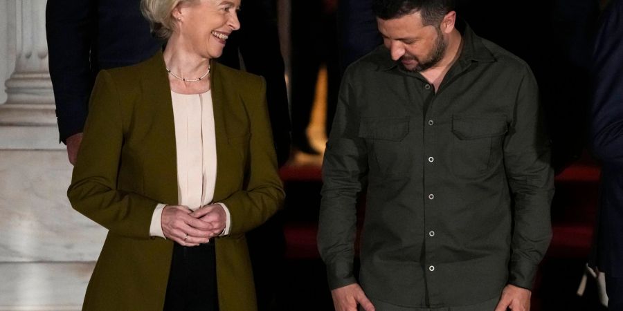 Der ukrainische Präsident Wolodymyr Selenskyj,  hier mit EU-Kommissionspräsidentin Ursula von der Leyen in der Maximos-Villa bei einem Besuch in Athen.