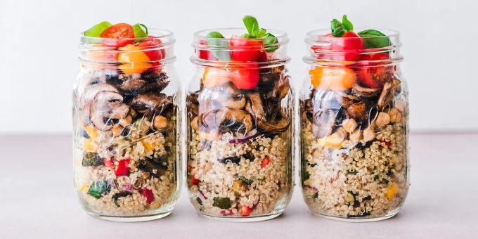 Wer sein Essen daheim vorkocht, kann auch im Büro gesund und frisch essen. Gläser mit Essen