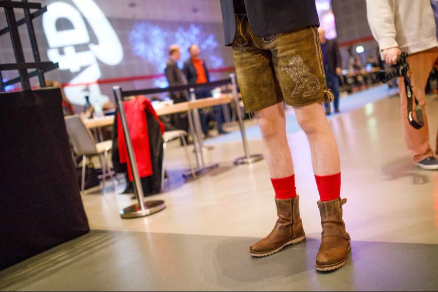 Um eines der traditionellen Oktoberfest-Kleidungsstücke rankt sich ein Grüsel-Gerücht: Männer sollen einfach in die Lederhosen pinkeln.