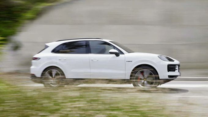 Durch die Unterstützung des kraftvollen E-Motors ist die Beschleunigung des Cayenne S E-Hybrid nicht nur stark, sondern auch an sehr spontan Porsche Cayenne S E-Hybrid