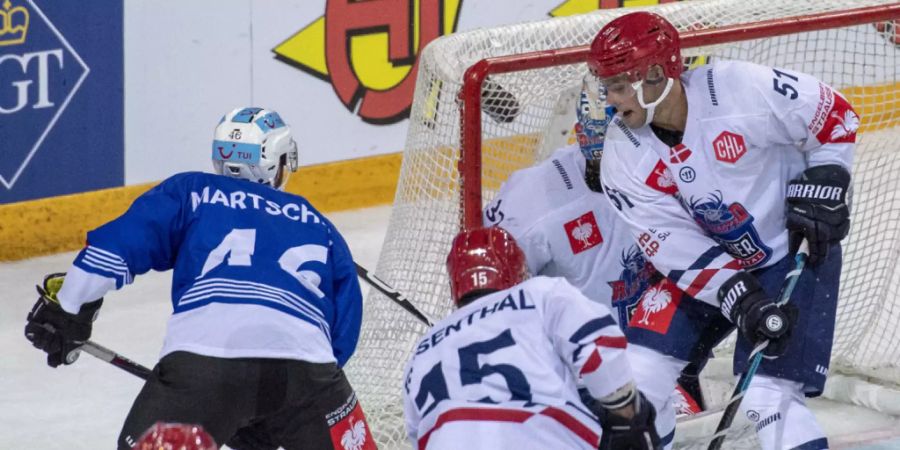 Lino Martschini (links) erreicht mit Zug in der Champions Hockey League vorzeitig die Achtelfinals