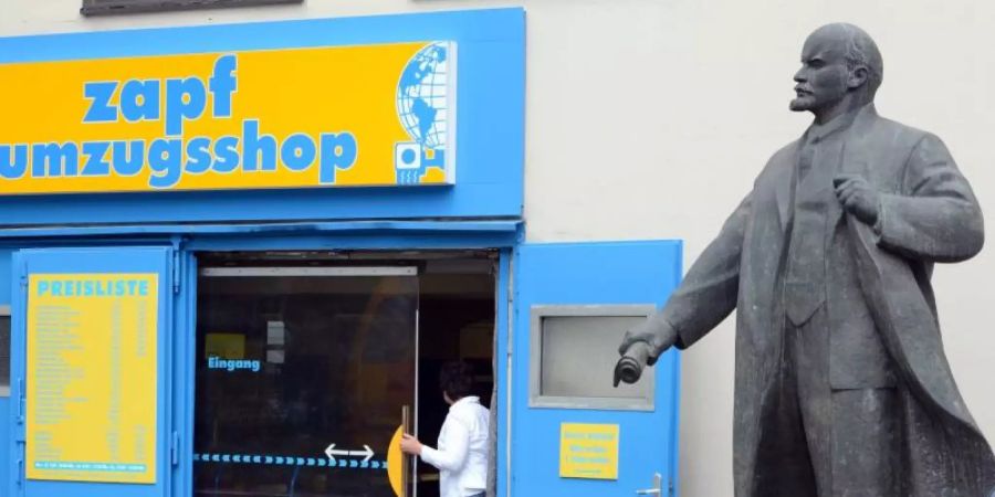 Vertrauen ist gut, Zuzugsstopp ist besser? Eine Lenin-Figur wacht in Berlin-Kreuzberg auf dem Hof des Umzugsunternehmens Zapf. Foto: Jens Kalaene