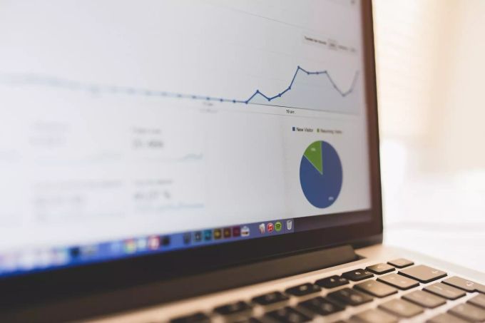 Ein Laptop zeigt die Anzahl Zugriffe auf eine Webseite. Massgeblich hierbei ist die Indexierung bei Google. Google Indexierung SEO