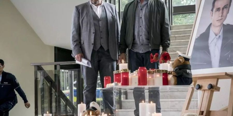 Freddy Schenk (Dietmar Bär, l) und Max Ballauf (Klaus J. Behrendt, r) an dem Ort, wo Kollegen in ihrer Dienststelle an den getöteten Beamten erinnern. Foto: Thomas Kost/WDR