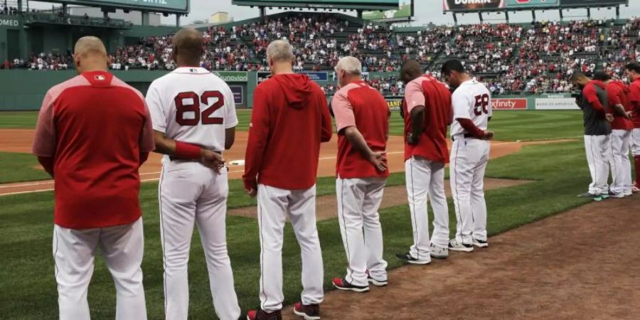 Das Baseballteam der Boston Red Sox hält für David Ortiz einen Moment inne. Foto: Charles Krupa/AP