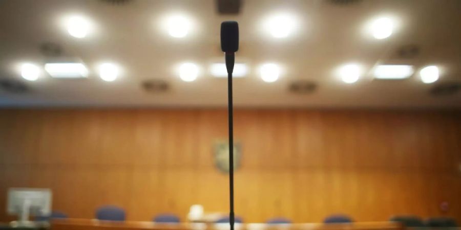Zeugentisch in einem Saal des Landgerichts Frankfurt am Main