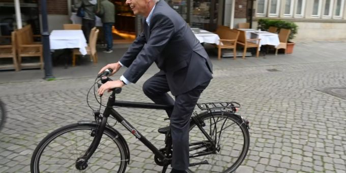 Carsten Sieling auf dem Weg zu einem Gremientreffen Carsten Sieling auf dem Weg zu einem Gremientreffen
