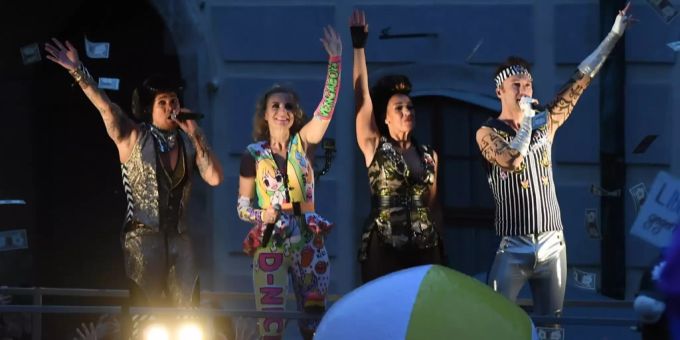 Die Vengaboys spielten bei einer grossen Demonstration in Österreich. Von ihnen ist die inoffizielle Hymne der Regierungskrise in Österreich. Vengaboys