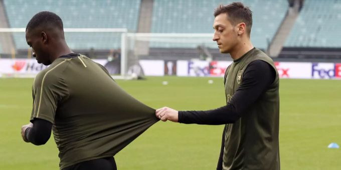Einziger Deutscher in Arsenals Startelf gegen Chelsea: Mesut Özil (links). uefa Europa league