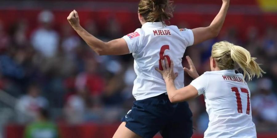 Mit Norwegen zum WM-Auftakt gegen Nigeria gefordert: Spielführerin Maren Mjelde (l). Foto: Carmen Jaspersen