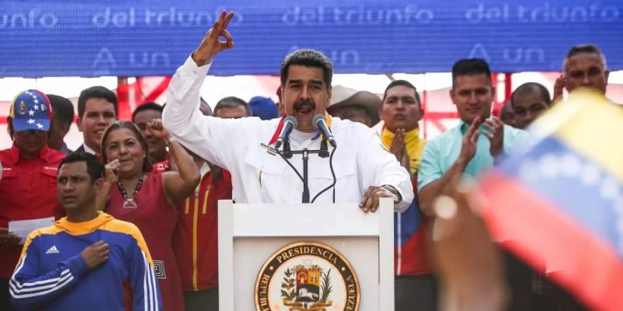 Nicolas Maduro (M.), Präsident von Venezuela, spricht auf einer Kundgebung. Foto: Pedro Mattey/Archiv