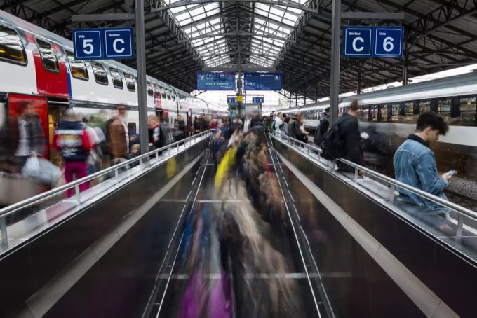 Pendler-Ströme am Bahnhof Lausanne. Job Tinder Pendler